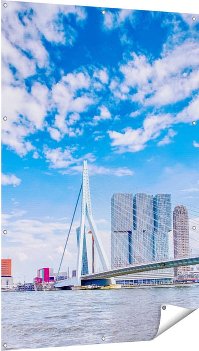 Gards Tuinposter Erasmusbrug aan het Water in Rotterdam - 100x150 cm - Tuindoek - Tuindecoratie - Wanddecoratie buiten - Tuinschilderij