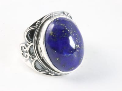 Bewerkte zilveren ring met lapis lazuli - maat 18.5