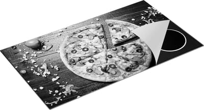 Chefcare Inductie Beschermer Pepperoni Pizza op Houten Planken - Zwart Wit - 95x50 cm - Afdekplaat Inductie - Kookplaat Beschermer - Inductie Mat
