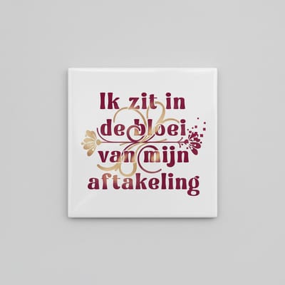 Grappige Nederlandse Quote Keramische Tegel 15x15 cm – “Ik zit in de bloei van mijn aftakeling” | Humoristische Verouderingsgrap Woondecoratie Cadeau