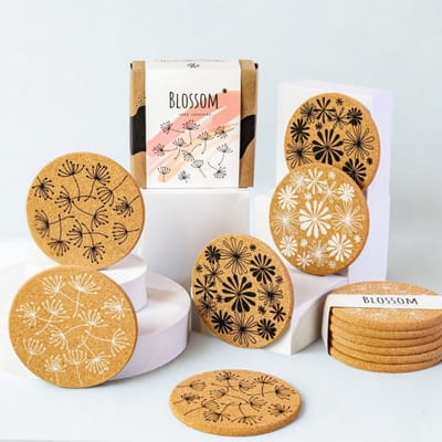 PepMelon™ Blossom - 6 Stuks Bloemenprint Zwart-Wit Ø10cm - Onderzetters voor Glazen Kurk - Handgemaakt met Kadoverpakking