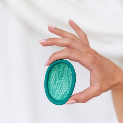 Menstruatiedisc - Maat M - 100% medische siliconen - Ook te gebruiken met een spiraal - De herbruikbare menstruatie disc is een duurzaam alternatief voor tampons.