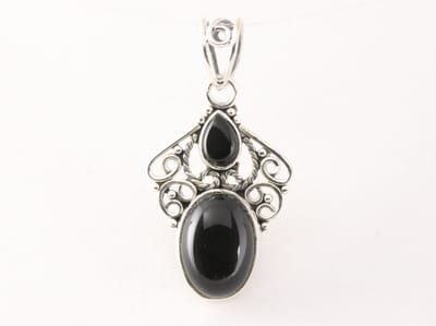 Opengewerkte zilveren hanger met onyx