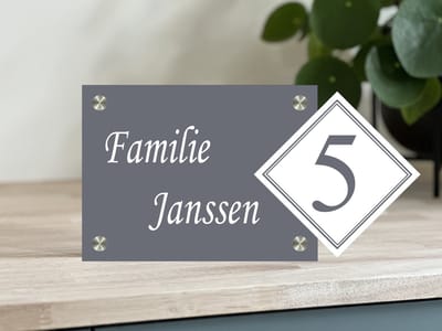Naambordje voordeur | Strak | Apart huisnummer | Grijs | 15x28.5cm | RVS afstandhouders | Huisnummerbordje