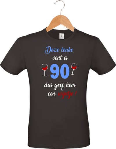 mijncadeautje - T-shirt unisex - zwart - verjaardag - feestje - cadeautje - Deze leuke vent is 90, dus geef hem een wijntje - maat M