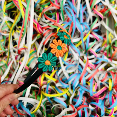 Diadeem met groen/oranje madeliefjes - carnaval - haaraccessoires