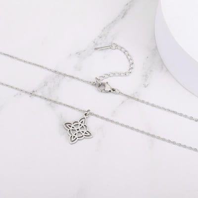 Tendance Mode Design Créatif Pendentif Nœud de Sorcière Creux en Acier Inoxydable Collier pour Femme Charme Classique Bijou Cadeau white