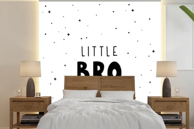 Behang kinderen - Kinderkamer decoratie - Quotes - Little bro - Spreuken - Jongens - Kinderen - Kinderkamer - 240x240 cm - Wanddecoratie Jongenskamer