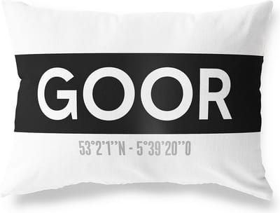 Tuinkussen GOOR - OVERIJSSEL met coördinaten - Buitenkussen - Bootkussen - Weerbestendig - Jouw Plaats - Studio216 - Modern - Zwart-Wit - 50x30cm