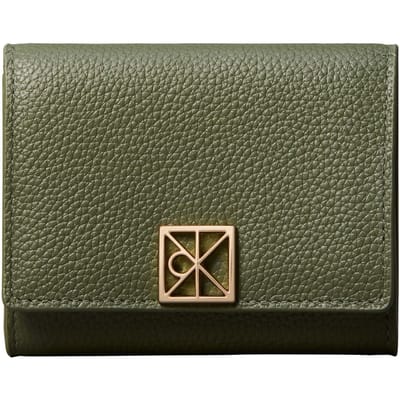 Calvin Klein Emblem Hardware Pebble Trifold Wallet Cypress Taglia: OS | Portafogli Outlet | Donna