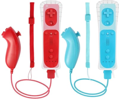 Een tweedelige set bestaande uit een Wii-afstandsbediening en een nunchaku-controller, met de Wii-afstandsbediening Geschikt voor Motion Plus, een siliconen hoesje en een polsbandje, compatibel met Wii/Wii U, verkrijgbaar in blauw en rood.