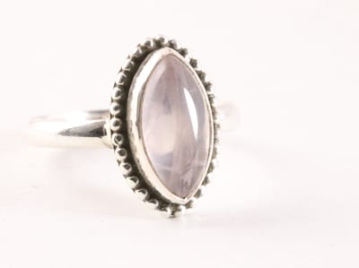 Fijne bewerkte zilveren ring met rozenkwarts - maat 16.5