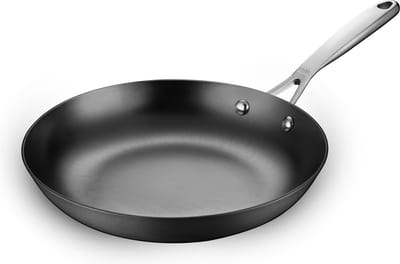 Stahl - Koekenpan van Carbon Steel - PFAS Vrij Gietijzer - Tegen Roest - 24 cm - Geschikt voor Inductie & Alle Warmtebronnen - Voor 3-4 Personen - Pan & Kookpan