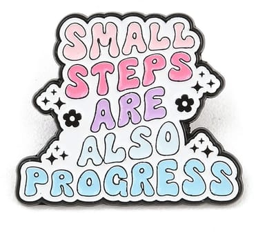 Pin small steps are also progress, tekst pin, trots, geluk, geluksbrenger, cadeautje, gelukswens, emaille pin, kledingspeld, broche