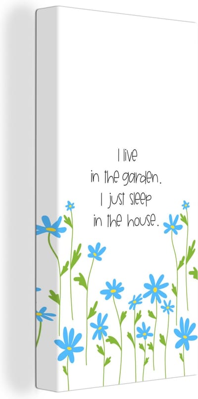 Canvas Schilderij Quotes - I live in the garden I just sleep in the house - Spreuken - 20x40 cm - Wanddecoratie