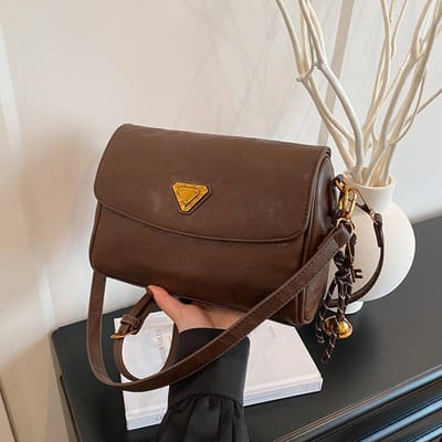 Nouveau sac super tendance pour femme, sac à bandoulière texturé à une seule épaule, petit sac carré classique with pendant brown