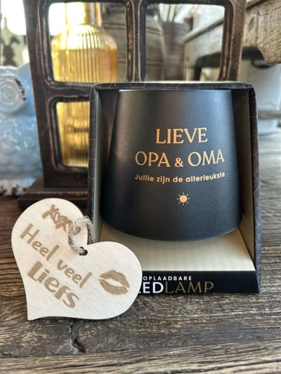 Creaties van Hier – Oplaadbare Led Tafellamp Lieve Opa en Oma met houten hartje – 13,5 cm – mat zwart met goude bedrukking