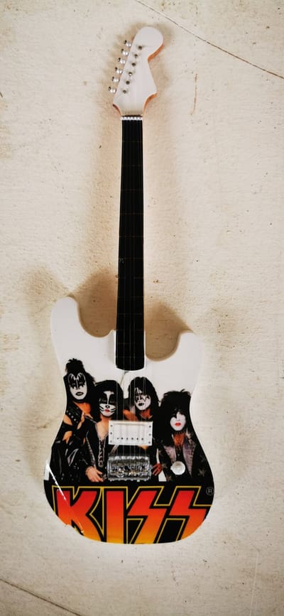 KISS Miniatuur Gitaar Bandleden Groepsfoto – Houten Glam Rock Decoratie met Standaard – Luxe Strat Model Hardrock Merchandise – 25 cm Hoog – Uniek Muziek Cadeau