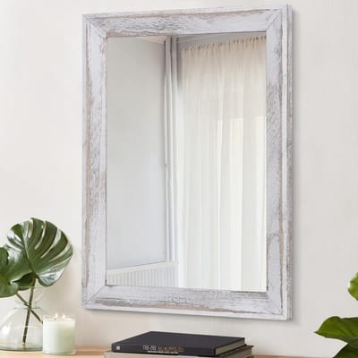 Rustieke wandspiegel met houten lijst voor decoratie in slaapkamer en badkamer, rechthoekig en wit