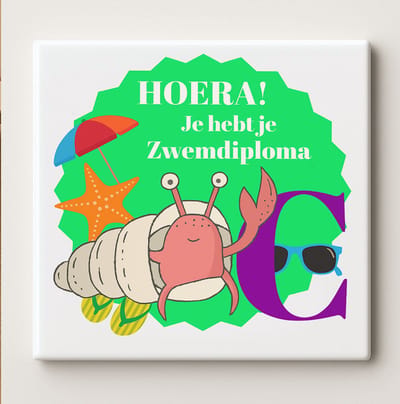 Gefeliciteerd Tegel “Hoera! Je Hebt Je Zwemdiploma C” 15x15 cm – Vrolijke en Kleurrijke Keramische Cadeautegel voor Kinderen en Zwemafgestudeerden