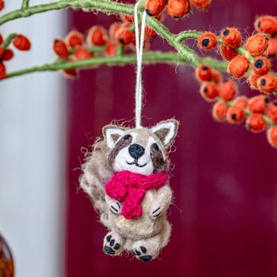 Wolvilt Hanger Wasbeer Indian Summer - Burgundy - Fairtrade Homedeco - 10x4x7cm