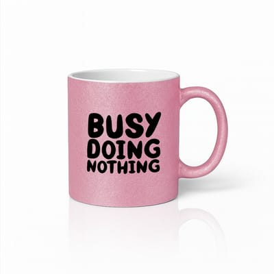 “Busy Doing Nothing” Roze Mok – Grappige Minimalistische Quote Beker – 330 ml Roze Koffiemok Cadeau