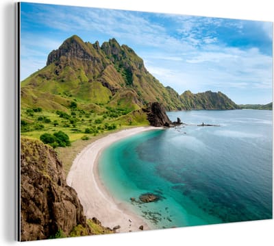 Aluminium schilderij 180x120 cm - Wanddecoratie metaal - Parelwit strand onder de berg op Indonesische Komodo eiland - Metalen muurdecoratie woonkamer - Decoratie industrieel - Foto op dibond - Industriële accessoires slaapkamer