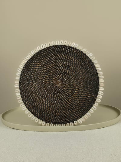 Blitzdeco - Ronde Placemat - Dakota - Handgemaakt Rotan met Schelpen - Bruin Zwart Wit