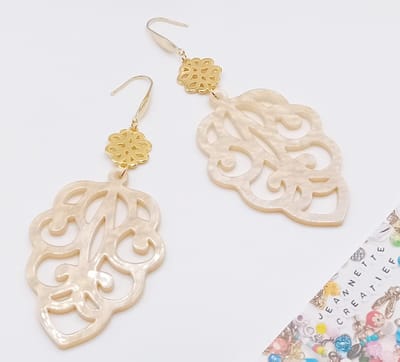 Jeannette-Creatief® - Resin - Resin Barok Flower Beige - Beige Oorbellen - Zandkleur - Dames Oorbellen - Kaki - Gouden Oorbellen - RVS