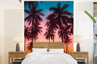 Behang - Fotobehang Palmboom - Zonsondergang - Horizon - Strand - Oranje - Roze - Breedte 175 cm x hoogte 240 cm