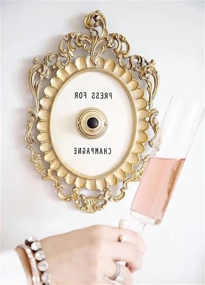 Decoratieve Deurbel - Champagneknop Bel - Feestelijke Sfeer - Thematisch Ornament - Mini Formaat - Goudkleurig