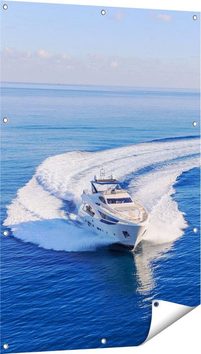 Gards Tuinposter Jachtboot op het Water in een Bocht - 80x120 cm - Tuindoek - Tuindecoratie - Wanddecoratie buiten - Tuinschilderij