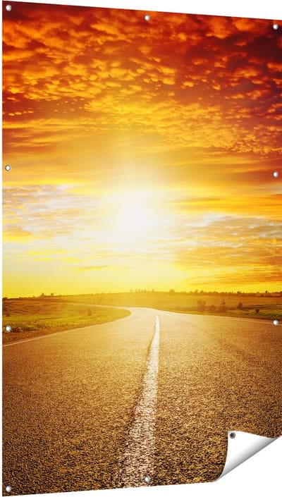 Gards Tuinposter Zonsondergang Over de Weg met een Rode Lucht - 100x150 cm - Tuindoek - Tuindecoratie - Wanddecoratie buiten - Tuinschilderij