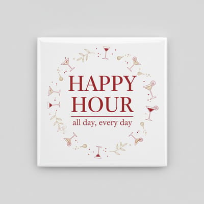 “Happy Hour All Day Every Day” Tegel – Elegante 15×15 cm Keramische Cocktail & Bar Wanddecoratie Cadeau