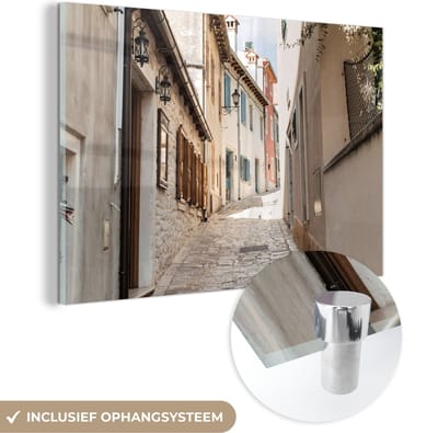 MuchoWow® Glasschilderij 150x100 cm - Schilderij acrylglas - Zomer - Architectuur - Straat - Zon - Foto op glas - Schilderijen