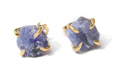 Bixorp Gems Tanzaniet Chakra Oorbellen - Ruwe Edelsteen Knopjes - 18 karaat verguld Goud & Roestvrij Staal - Kruin Chakra