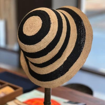 Nouveau Chapeau seau à rayures colorées 100% Raphia Chapeaux de soleil pliables mode pour femmes Chapeau de paille tissé pour les vacances d'été la plage 55-58cm beige
