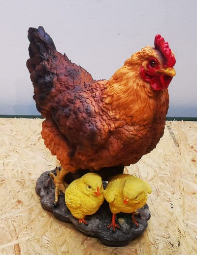 Sfeervol Tuinbeeld Bruine Kip met Kuikens - Polystone - 33 cm Hoog - Decoratie - Woonaccessoires - Beeld