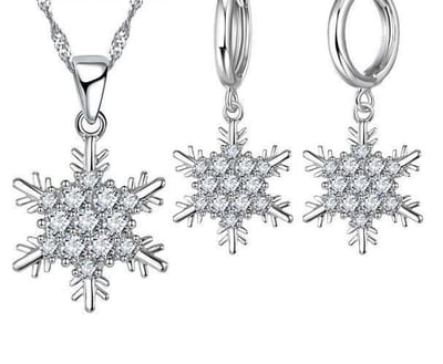 N3 Collecties Luxe Goudkleurige Ketting met Bloemenhanger & Bijpassende Oorbellen voor Dames