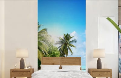 Behang - Fotobehang Zee - Palmboom - Strand - Tropisch - Blauw - Groen - Breedte 120 cm x hoogte 240 cm