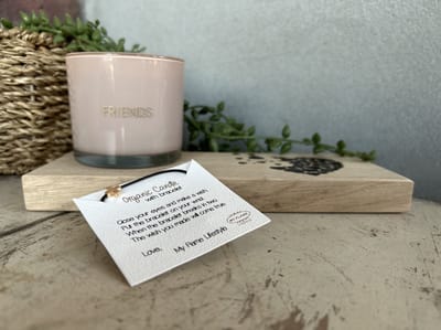 Creaties van Hier - Geurkaars Friends op houten plankje met armband - Moederdag