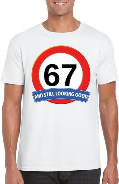 67 jaar and still looking good - t-shirt met verkeersbord print - wit - voor heren - verjaardag cadeau - party - feestartikelen 67 jarige S