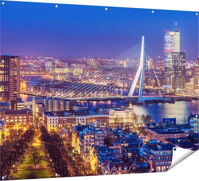 Gards Tuinposter Rotterdamse Skyline met de Erasmusbrug - 160x120 cm - Tuindoek - Tuindecoratie - Wanddecoratie buiten - Tuinschilderij