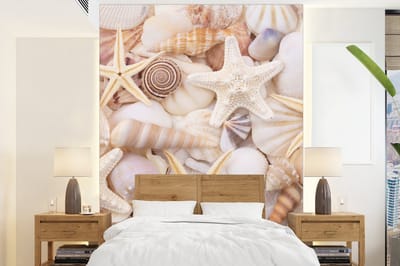 Behang - Fotobehang Zeesterren - Schelpen - Strand - Zomer - Breedte 205 cm x hoogte 280 cm