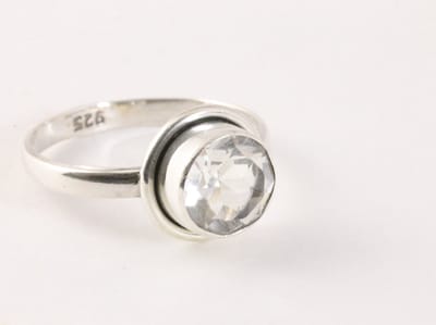 Fijne ronde zilveren ring met bergkristal - maat 15.5