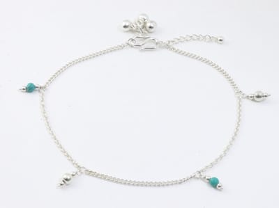 Fijne zilveren enkelband met turkoois kralen