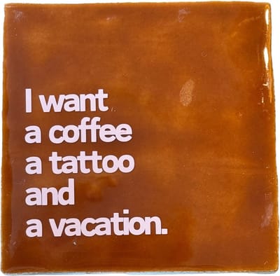 Hippe tegeltje met tekst: I want a coffee tattoo vacation | Roest | Pastel roze | Gepersonaliseerde cadeau | Hippe Spreuktegel | Nieuwe woning cadeau | Verjaardagscadeau | Verjaardag | Birthday | Housewarming cadeau