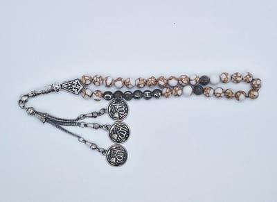 Handgemaakte naam tasbih 33 Kralen Natuursteen “ Wit howliet gesponnen goud” - met metaal tassel “Allah jala jalaluh"- Met je naam of de naam van uw geliefde- 8 mm diameter van de korrel