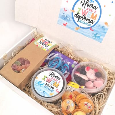 Zwemdiploma Cadeaupakket – Hoera je hebt je zwemdiploma gehaald! – Snoepbox met Milka Confetti, Tum Tum, Emoji Chocolade & Lolly's – Feestpakket Zwemdiploma A, B of C