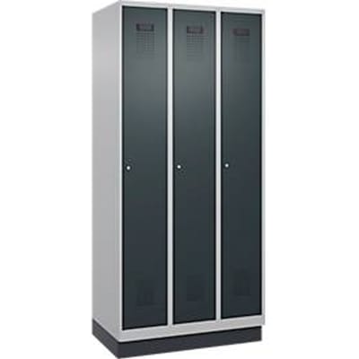 C+P Evolo Plus garderobekast, 3 vakken, 300 mm vakbreedte, met plint, rechts scharnier, soft-close, inbraakwerend, B 900 x D 500 x H 1950 mm, cilinderslot, alu wit RAL 9006/antracietgrijs RAL 7016
